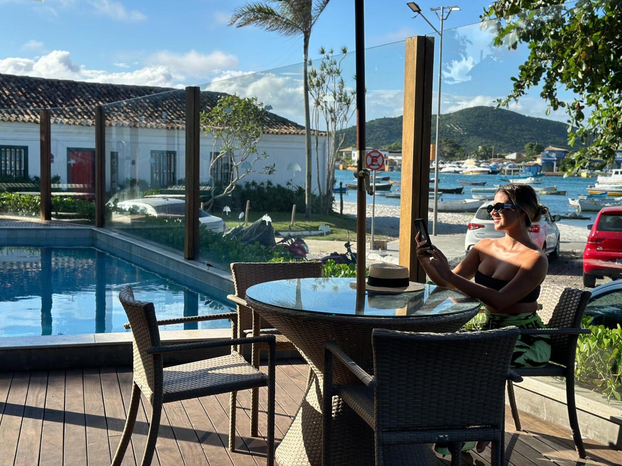 Passagem Concept Hotel e Spa Cabo Frio Esterno foto A woman using a mobile phone in a hotel in Brazil